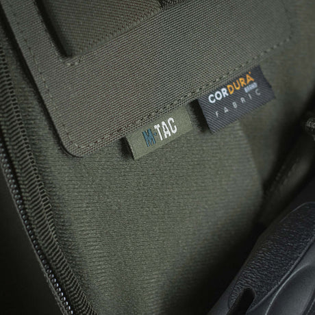 Lähikuva M-Tac Double Mag Pouch Hook Backed Magazinesta Velcro-kiinnityksellä ja Cordura-merkillä vihreässä kankaassa
