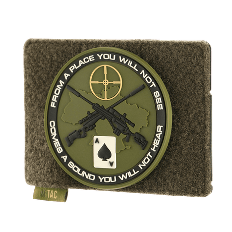 M-Tac Taktisk Morale Patch Display Board Hook and Loop Molle 120x85 muovipohjalla, merkki kiinnitettynä MOLLE-järjestelmän ja Velcro:n avulla.