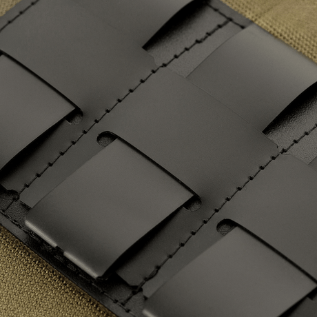Lähikuva M-Tac Taktisk Morale Patch Display Board Hook and Loop Molle 120x85 -levystä, muovipohja ja MOLLE-kiinnitys merkeille.