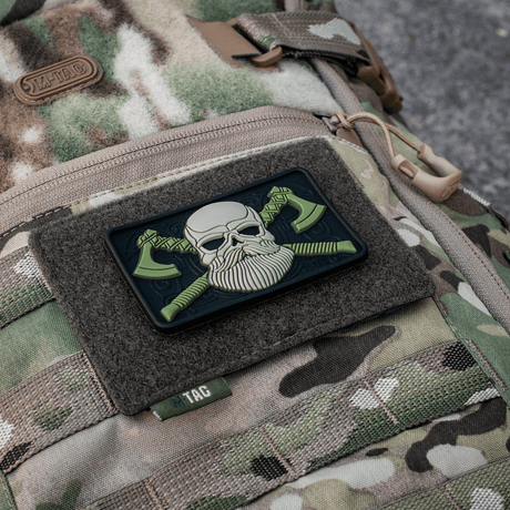 M-Tac Taktisk Morale Patch Display Board Hook and Loop Molle 120x85 kiinnitetty camo-laukkuun kallo-merkillä.