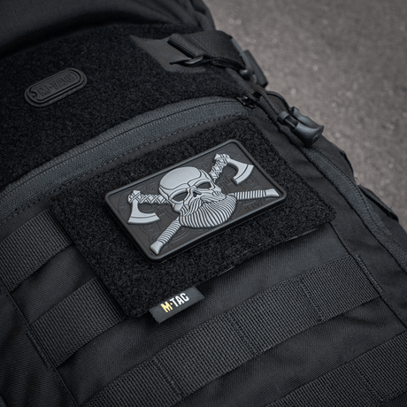 M-Tac Taktisk Morale Patch Display Board Hook and Loop Molle 120x85 asennettuna mustaan laukkuun, muovipohja vakautta varten.