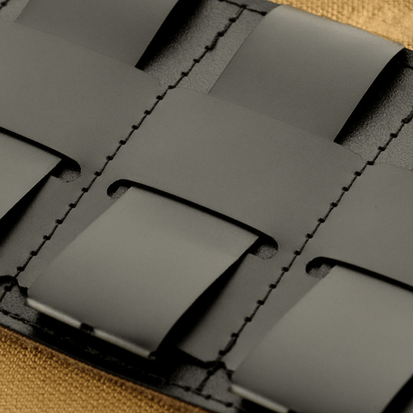 M-Tac Taktisk Morale Patch Display Board Hook and Loop Molle 120x85 MOLLE-kiinnityksellä ja muovipohjalla vakautta varten.