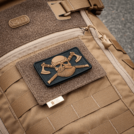 M-Tac taktinen morale-patch-näyttölevy Hook og Loop Molle 120x85, asennettu reppuun, plastbase patcheille