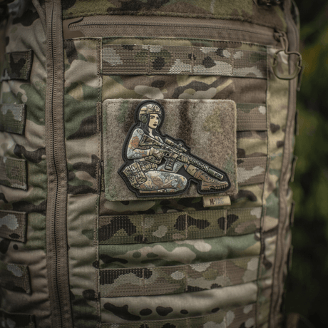 M-Tac paneeli patcheille MOLLE 120x85, kiinnitetty camo-reppuun patchien kanssa