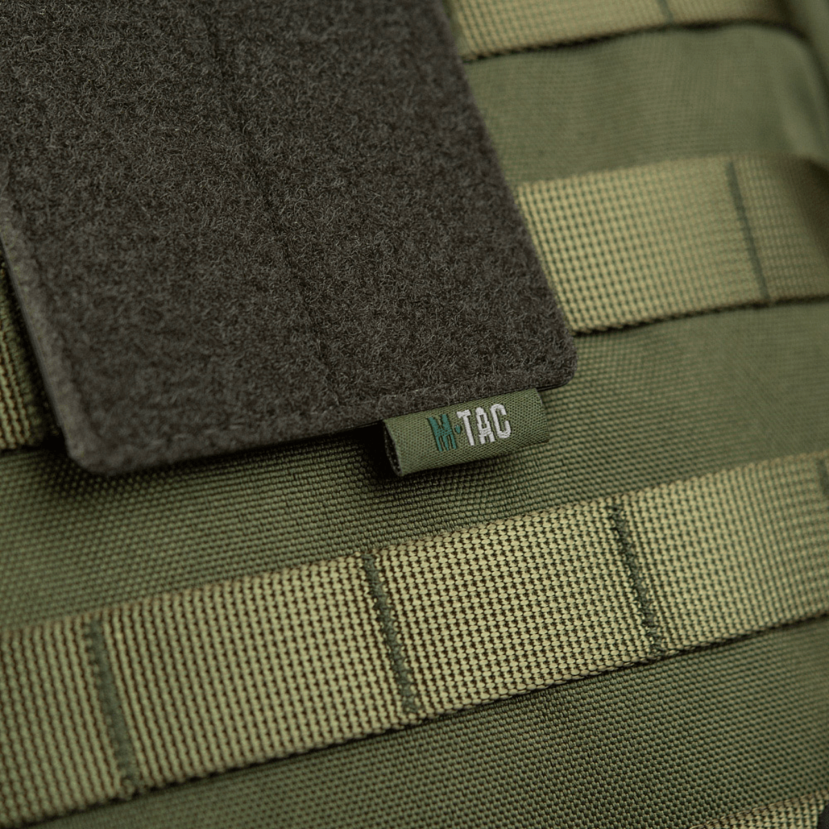 M-Tac Panel til Patches på MOLLE 80x135 med hook & loop overflade og plastbase til stabilitet, monteret på MOLLE-system.