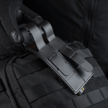 M-Tac paneeli patcheille MOLLE 80x135, asennettu laukkuun, näyttää plastbaseen ja hook & loop overfladeen patcheille, koko 80x135 mm