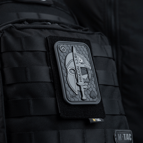 M-Tac paneeli patcheille MOLLE 80x135, kiinnitetty reppuun; hook & loop overflade patcheille ja ID:lle; plastbase vakautta varten