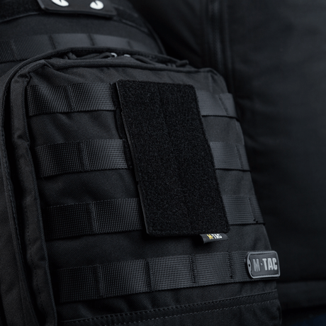 M-Tac paneeli patcheille MOLLE 80x135, asennettu mustaan laukkuun, MOLLE-järjestelmä