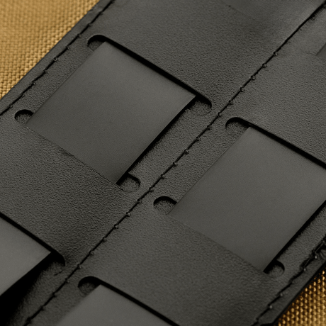 M-Tac paneeli patcheille MOLLE 80x135 plastbaseilla ja hook & loop overflade, kiinnitetty MOLLE-järjestelmään vakautta varten