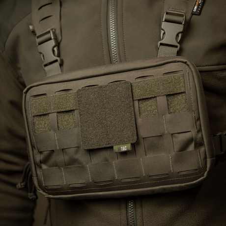 M-Tac paneeli patcheille MOLLE 80x85, hook & loop overflade patcheille henkilön rinnassa