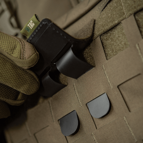 M-Tac paneeli patcheille MOLLE 80x85 kiinnitetty MOLLE-järjestelmään plastbase vakautta varten ja hook & loop overflade patcheille