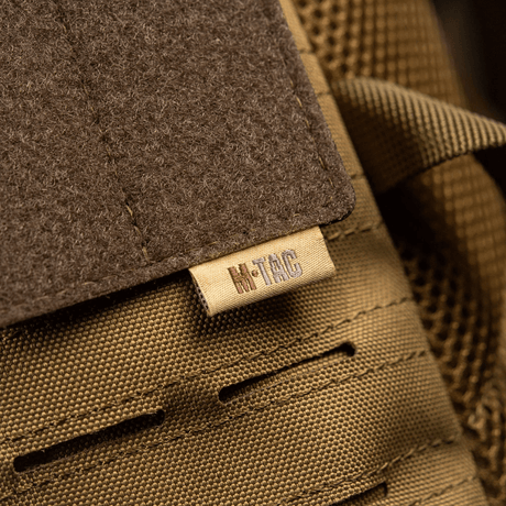 M-Tac-paneeli patchien kiinnitykseen MOLLEen 80x85 mm, hook & loop -pinta ja kiinnitys MOLLE-järjestelmän kautta.