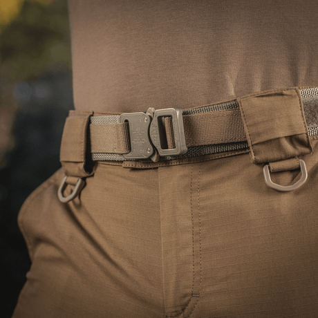 M-Tac Cobra Buckle Taktisk Bælte Laser Cut i brug, ideelt til militær og politi udstyr, fremstillet af Cordura Squadron og nylonwebbing.