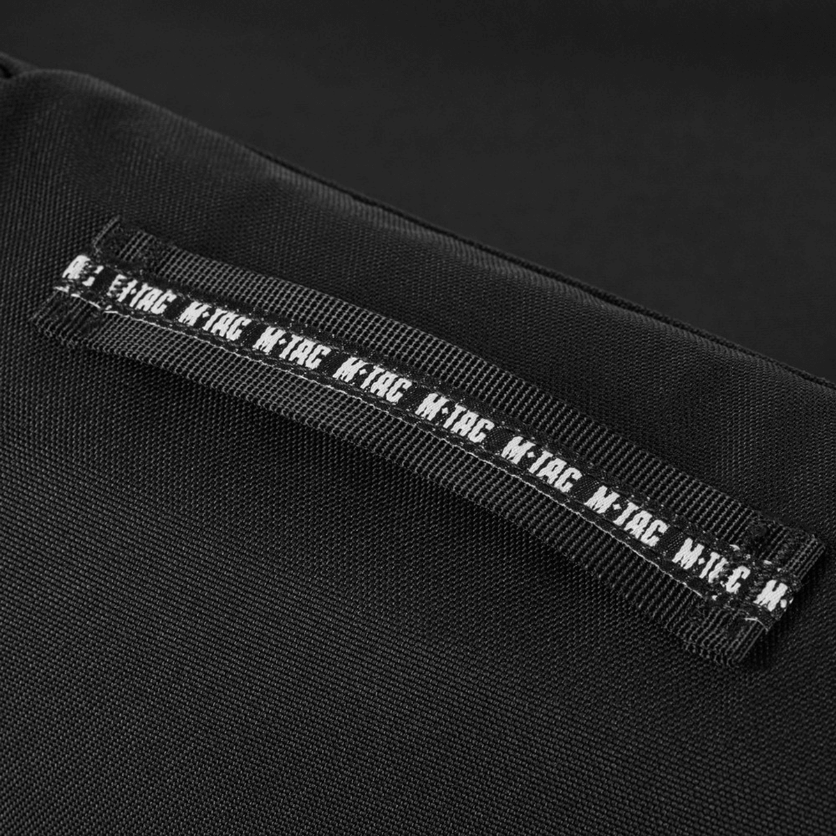 M-Tac Toilettaske i vandafvisende 600D polyester med kompakt sort design, perfekt til rejser.