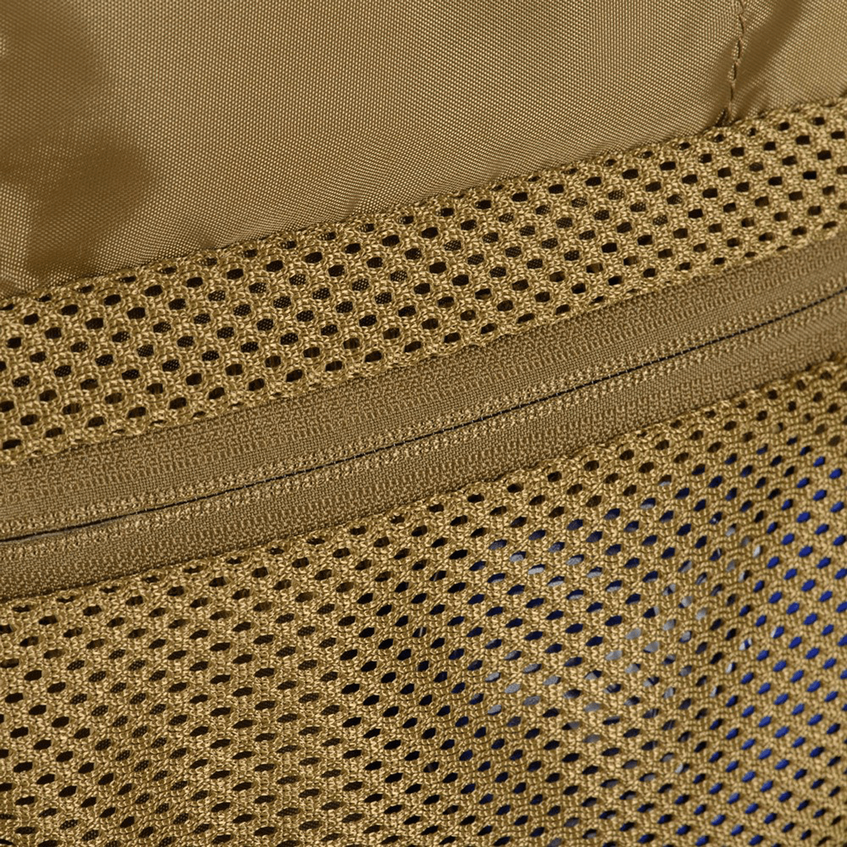 Nærbillede af M-Tac Toilettaske i vandafvisende 600D polyester, med lynlåsdetalje og mesh-design. Praktisk til opbevaring og rejse.