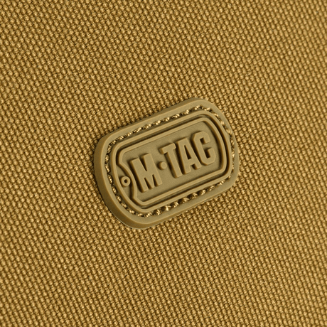 Lähikuva M-Tac-logosta kestävässä 600D polyesterissä PVC-pinnoitteella, sopii kompaktiksi säilytykseksi ja matkalle.