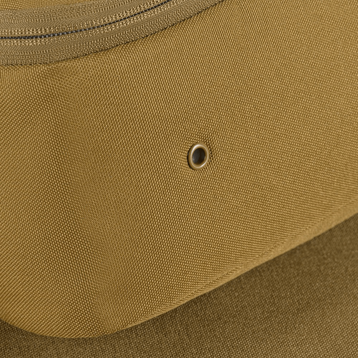 Nærbillede af M-Tac Toilettaske i vandafvisende 600D polyester med PVC-belægning, ideel til rejser og hverdagsbrug.