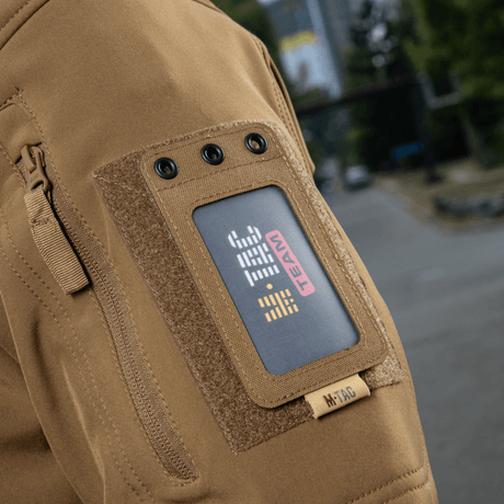 M-Tac taktiinen ID-korttikotelo nauhalla takin hiassa, tukeva Cordura-materiaali, sopii sotilas- ja taktiseen käyttöön. "M-TAC TEAM" -merkki näkyvissä.