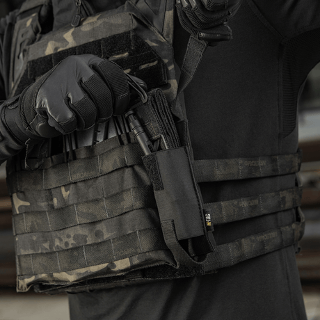 M-Tac Tourniquet Pouch Elastisk VELCRO Gen.II taktiseen liiviin kiinnitettynä, nopea pääsy C-A-T tourniquetiin, Cordura 500D