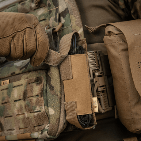 M-Tac Tourniquet Pouch Elastisk VELCRO Gen.II taktiseen liiviin kiinnitettynä, nopea pääsy tourniquetiin, Cordura 500D