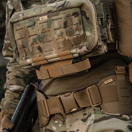 M-Tac Tourniquet Pouch Elastisk VELCRO Gen.II kiinnitetty taktiseen varustukseen maastokuviossa, nopea pääsy tourniquetiin