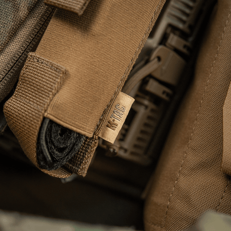 M-Tac Tourniquet Pouch Elastisk VELCRO Gen.II kiinnitetty plate carrierin läpän alle VELCRO:lla, nopea pääsy