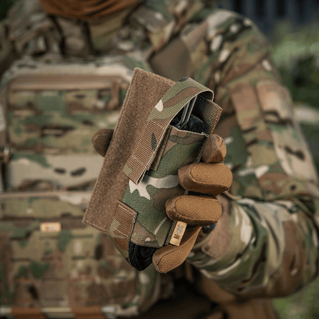 M-Tac Tourniquet Pouch Elastisk VELCRO Gen.II camo-yksityiskohdilla, kiinnitetty taktiseen liiviin nopeaa pääsyä varten C-A-T tourniquetiin