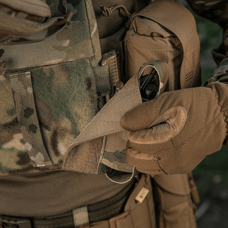 M-Tac Tourniquet Pouch Elastisk VELCRO Gen.II käytössä taktillisessa tilanteessa
