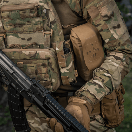 M-Tac Tourniquet Pouch Elastisk VELCRO Gen.II taktisen liivin maastokuviossa käytössä