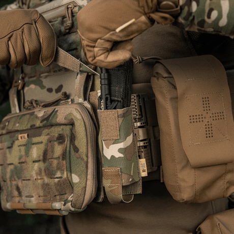 M-Tac Tourniquet Pouch Elastisk VELCRO Gen.II nopealla pääsyratkaisulla kiinnitetty VELCRO-paneeliin plate carrierin läpän alla