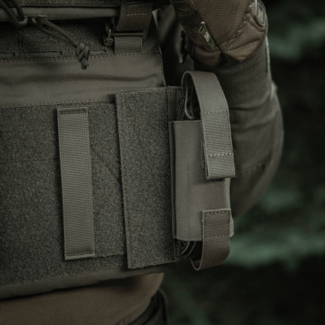 M-Tac Tourniquet-laukku Elastinen VELCRO Gen.II asennettuna taktiseen liiviin.