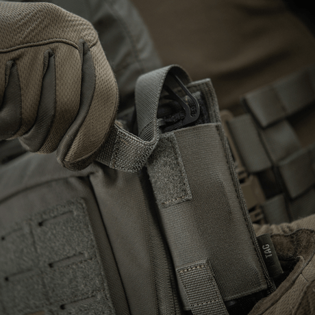M-Tac Tourniquet Pouch Elastisk VELCRO Gen.II asennettuna taktiseen liiviin, nopea pääsy tourniquetiin, Cordura 500D
