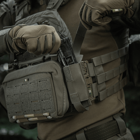 M-Tac Tourniquet Pouch Elastisk VELCRO Gen.II taktisesti kiinnitettynä plate carrieriin
