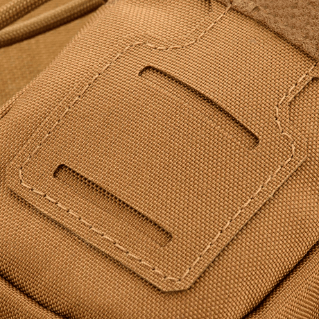 Lähikuva M-Tac PC Utility Pouch Elite, MOLLE-liitäntä ja Velcro-paneeli 500D Cordurassa. Taktinen säilytystarvike