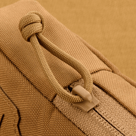 Lähikuva M-Tac PC Utility Pouch Elite 500D Cordura, vetoketjidetalji ja vankka MOLLE-liitäntä