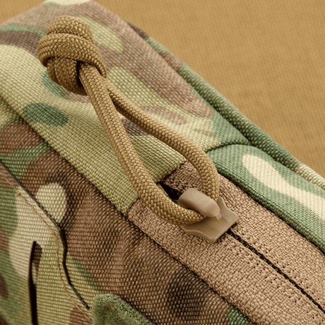 M-Tac PC Utility Pouch Elite MOLLE-liitännällä 500D Cordurassa, vetoketjidetalji ja poistoaukko. Mitat: 13 x 6 x 3 cm