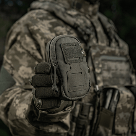 M-Tac PC Utility Pouch Elite MOLLE-järjestelmässä taktisten varusteiden kanssa, Cordura-materiaali, sopii pienille tavaroille. Kenttäkäyttöön, pohjan poistoaukko mukana
