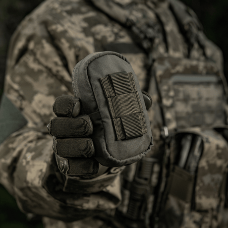 M-Tac PC Utility Pouch Elite camo-puvussa, Cordura-materiaali ja MOLLE-liitäntä, nähty sotilasmiljöössä