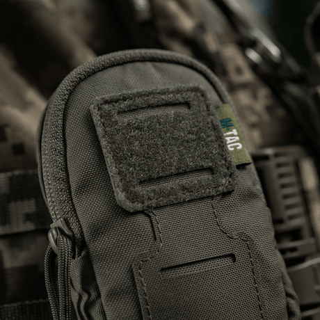 M-Tac PC Utility Pouch Elite, MOLLE-interface ja Velcro-panel, 500D Cordura, lähikuva kamuflaasitaustalla.