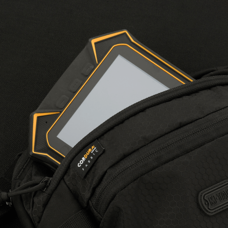 M-Tac Sphaera Hex Hardsling Bag Cordura-kankaalla, näyttää puhelintaskun kompaktissa muotoilussa.