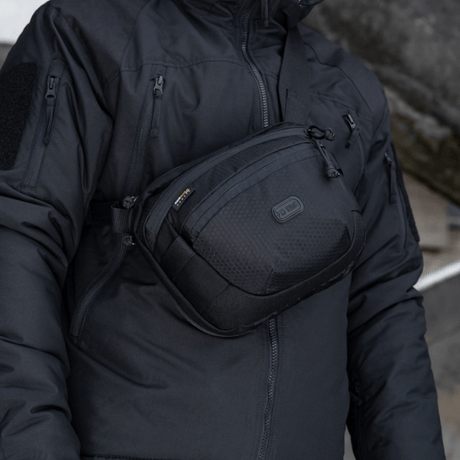 M-Tac Sphaera Hex Hardsling Bag kannettuna olkalaukkuna. Kompakti muotoilu Cordura/Hex-polyesteristä, modulaarinen järjestelmä ja piilotettu aseenkotelo.