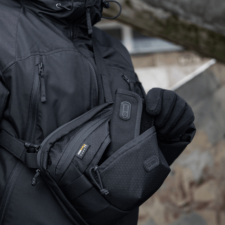 M-Tac Sphaera Hex Hardsling Bag kantajana henkilö, esittelee Cordura/Hex-polyesterimateriaalin ja käytännölliset tilat, kompakti ja modulaarinen muotoilu.