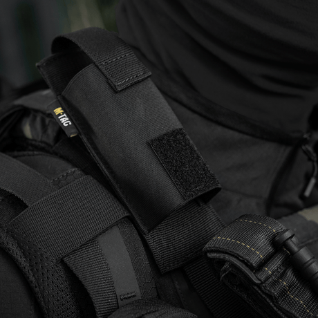 M-Tac Tourniquet Pouch Elastisk med MOLLE Gen.II mustasta Cordurasta kiinnitettynä taktiseen varustukseen.