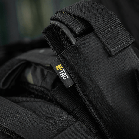 M-Tac Tourniquet Pouch Elastisk med MOLLE Gen.II mustasta Cordura-kankaasta, kiinnitetty varusteisiin MOLLE-järjestelmällä.