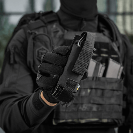 M-Tac Tourniquet Pouch Elastisk med MOLLE Gen.II käytössä, kiinnitetty taktiikkaiseen liiviin nopeaa pääsyä ja turvallista tourniquetin säilytystä varten.