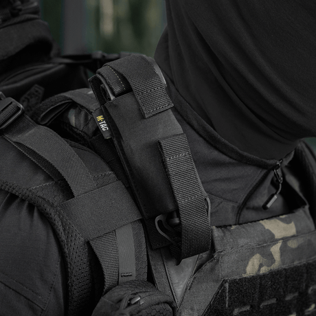 M-Tac Tourniquet Pouch Elastisk med MOLLE Gen.II kiinnitettynä taktiseen varustukseen. Elastinen säilytys C-A-T-tourniquetille Cordura-materiaalista.