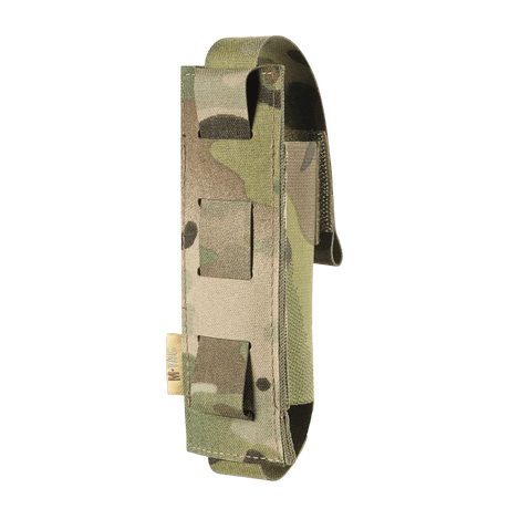 M-Tac Tourniquet Pouch Elastisk med MOLLE Gen.II camo-designissa, sivulta nähtynä, nopeaan tourniquetin käyttöön.