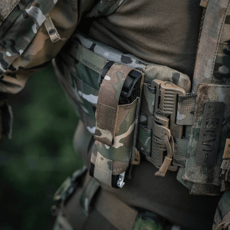 M-Tac Tourniquet Pouch Elastisk med MOLLE Gen.II kiinnitetty camouflage-varusteeseen, suojattu kuminauhalla ja Cordura-ompeleella.