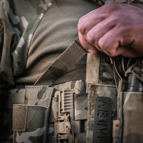 M-Tac Tourniquet Pouch Elastisk med MOLLE Gen.II käytössä, lähikuva camouflage-varusteesta. Sopii nopeaan pääsyyn tourniquetille.