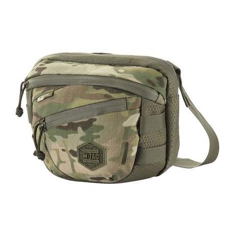 M-Tac Sphaera Hex Hardsling Taske Gen.II Elite camouflage-kuvioisena, säädettävällä olkahihnalla ja vetoketjulla piilotettua säilytystä varten.